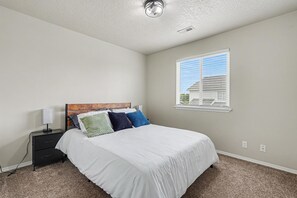 Room - Spacious 5-bedroom house in quaint Middleton with AC (Middleton)