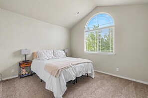 Room - Spacious 5-bedroom house in quaint Middleton with AC (Middleton)