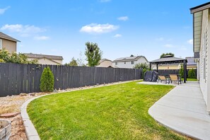 Outdoor dining - Spacious 5-bedroom house in quaint Middleton with AC (Middleton)