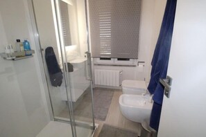 A bathroom with a glass shower enclosure, a toilet, and a sink. - Luxury Two-Room Apartment - Open Concept (Cologno Monzese)