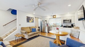 Ein modernes Wohnzimmer mit einer Couch, einem Couchtisch und einem Fernseher.