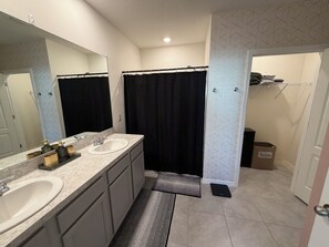 Master Bathroom - Pleasant 4 Bed, 2 Bath Home, with Screened Pool (Auburndale)