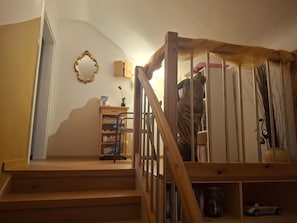 A wooden staircase with a metal railing leading to a landing. - Apartment 'Naturparadies' with Mountain View, Balcony and Wi-Fi (Marktl)