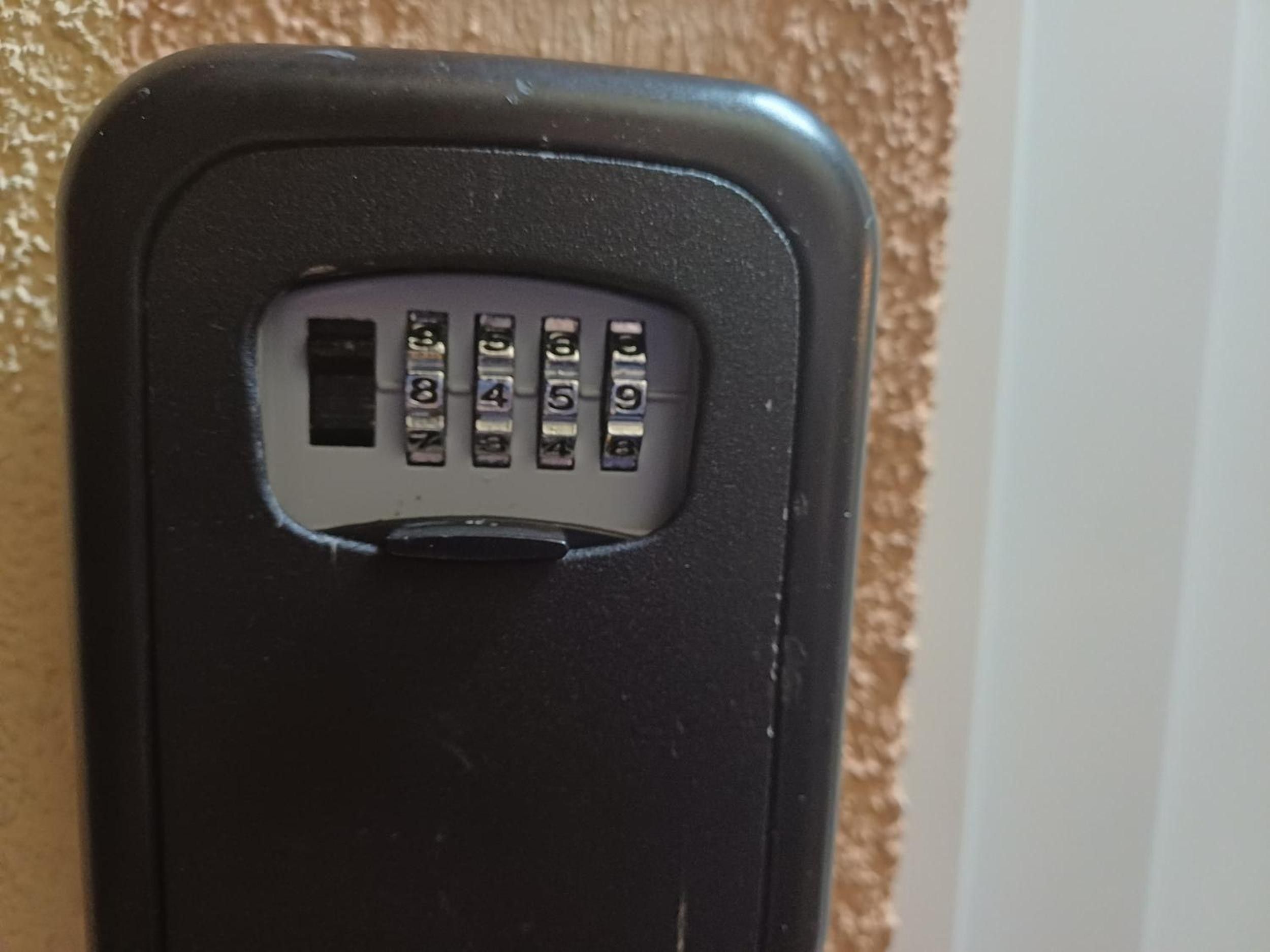 Ein schwarzes Mobiltelefon mit einer Zifferntastatur.