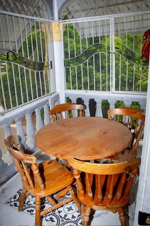 Tempat makan luar