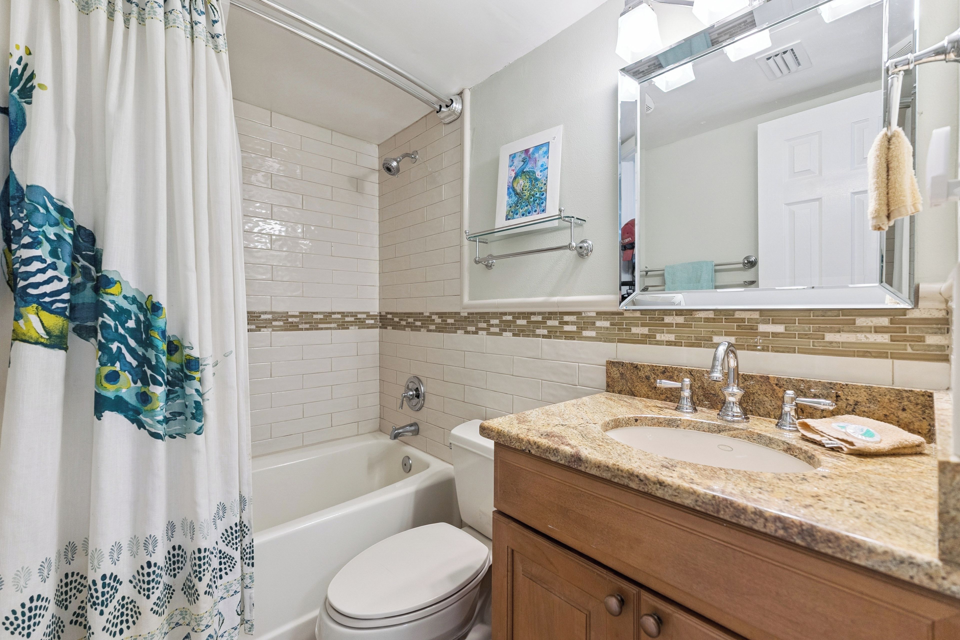Une salle de bain avec une baignoire, des toilettes et un lavabo.