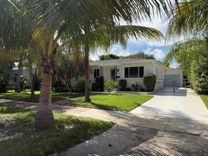 Einbungalow mit Vorgarten, Auffahrt und Garage.