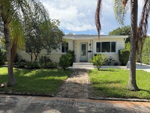 Exterior - Newly renovated custom 3-bedroom/ 2 bath house in coastal area! (West Palm Beach)