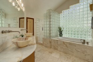 Bathroom - Charming 3-bedroom house in Boulder perfect for a relaxing stay (Boulder)