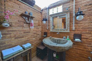 Bathroom - Chale completo , todo murado,a 200mts da praia, pet-friendly (Ilhabela)