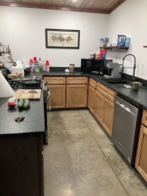 Private kitchen - Cozy 2-bedroom cabin in fabulous Hodgen with AC (Hodgen)
