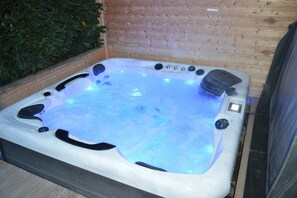 Outdoor spa tub - Vrbo Property (Saasenheim)