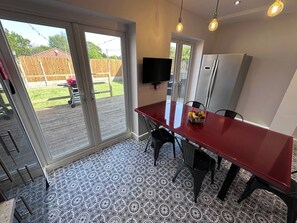 Dining - Modern 4 Bed House — Cinema Room, All En-Suite (Leicestershire)