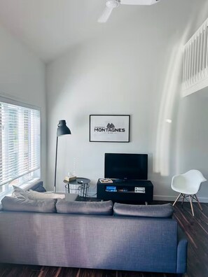 Living area - LE 3 CHAMBRES / PISCINE / FOYER À 2 MINUTES DU MONT SAINT ANNE (Beaupré)