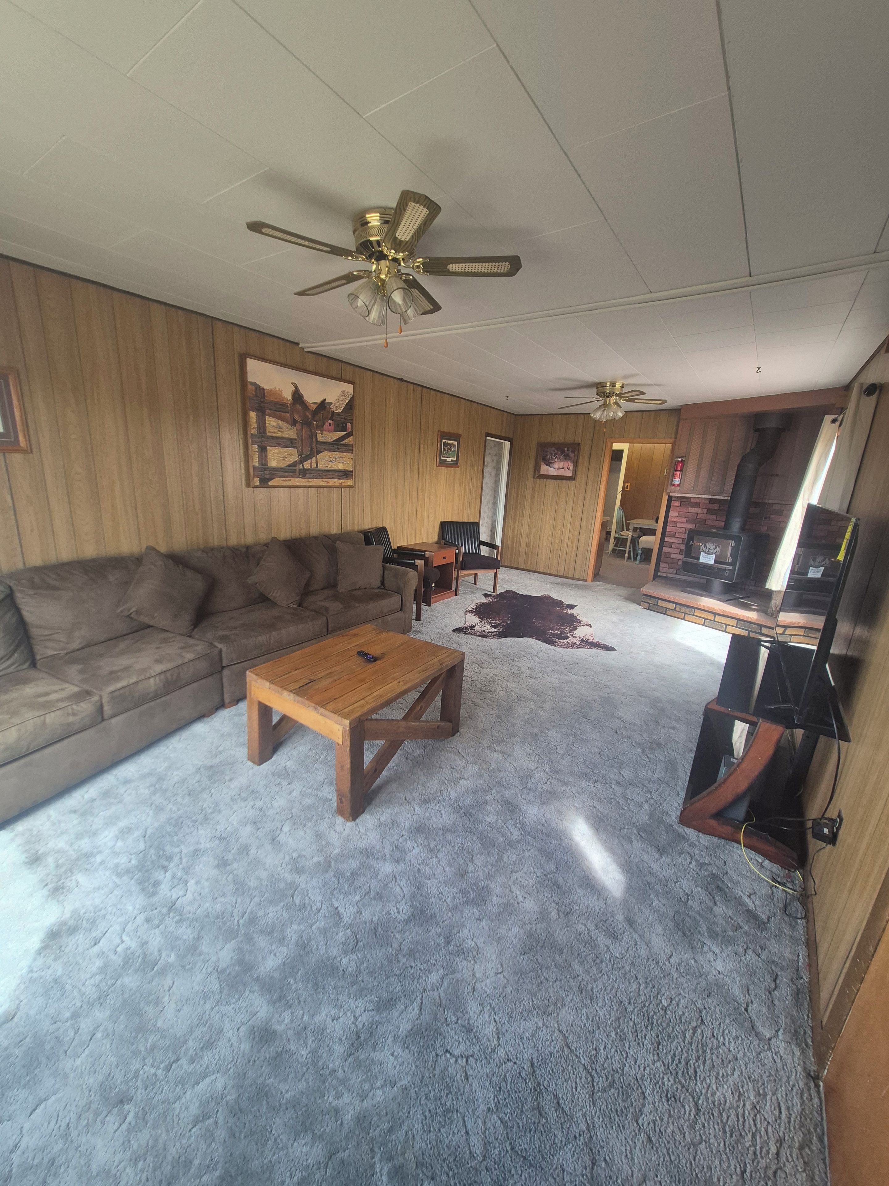 Ein Wohnzimmer mit einer Couch, einem Couchtisch und einem Kamin.