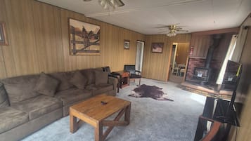 Ein Wohnzimmer mit einer Couch, einem Couchtisch und einem Kamin.