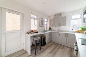 Private kitchen - Charming 3-bedroom house in lovely St Helens perfect for relaxing (St Helens)