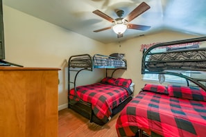 A room with two bunk beds, a ceiling fan, and a window with blinds. - Tuscany at Shaver Lake -3BR Mountain Escape (Shaver Lake)