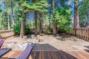 A wooden deck with a view of a forested area, surrounded by a wooden fence. - Tuscany at Shaver Lake -3BR Mountain Escape (Shaver Lake)