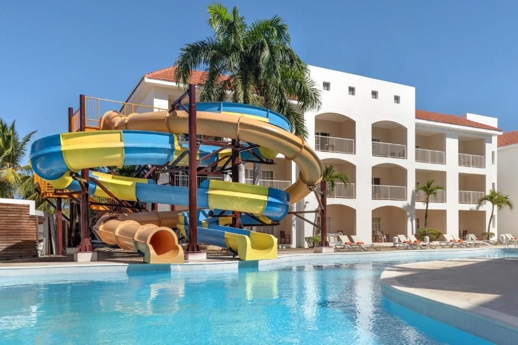 Un hôtel doté d’un parc aquatique comprenant un toboggan aquatique à plusieurs niveaux et une piscine.