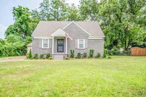 A single-story house with a front porch, a mailbox, and a small garden. - Mins to Airport & Dining- Wonderful in Whitehaven (Memphis)