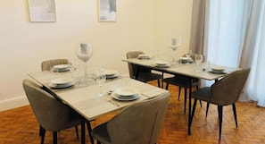 Dining - Quiet 4-Bed Cardiff Home Near Roath Park (Wales)