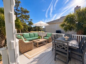 Outdoor dining - Edisto Cottage, 1 Block to Beach + Firepit (Edisto Island)