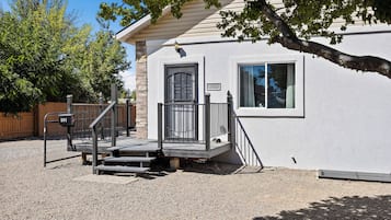 Ein Haus mit Veranda, Briefkasten und der Hausnummer 341.