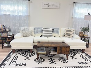 Living area - Peaceful Country Escape in Heart of Wine Country (Yadkinville)