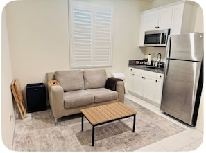 Living area - Private Entry Guesthome Ontario Eastvale (Ontario)