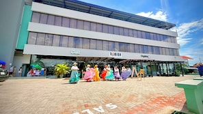 A modern building with a sign that reads 'TORIKO' and 'Organics.' - Hotel Plaza Iguana (Quepos)