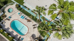 A swimming pool with sun loungers and palm trees. - Palm Springs Poolside Escape that Sleeps 4 (Palm Springs)