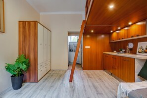 Una cocina moderna con armarios de madera, una encimera y un lavamanos.