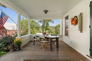 Outdoor dining - Heavenly Hilltop Getaway-Vermont Mountain Views (Groton)