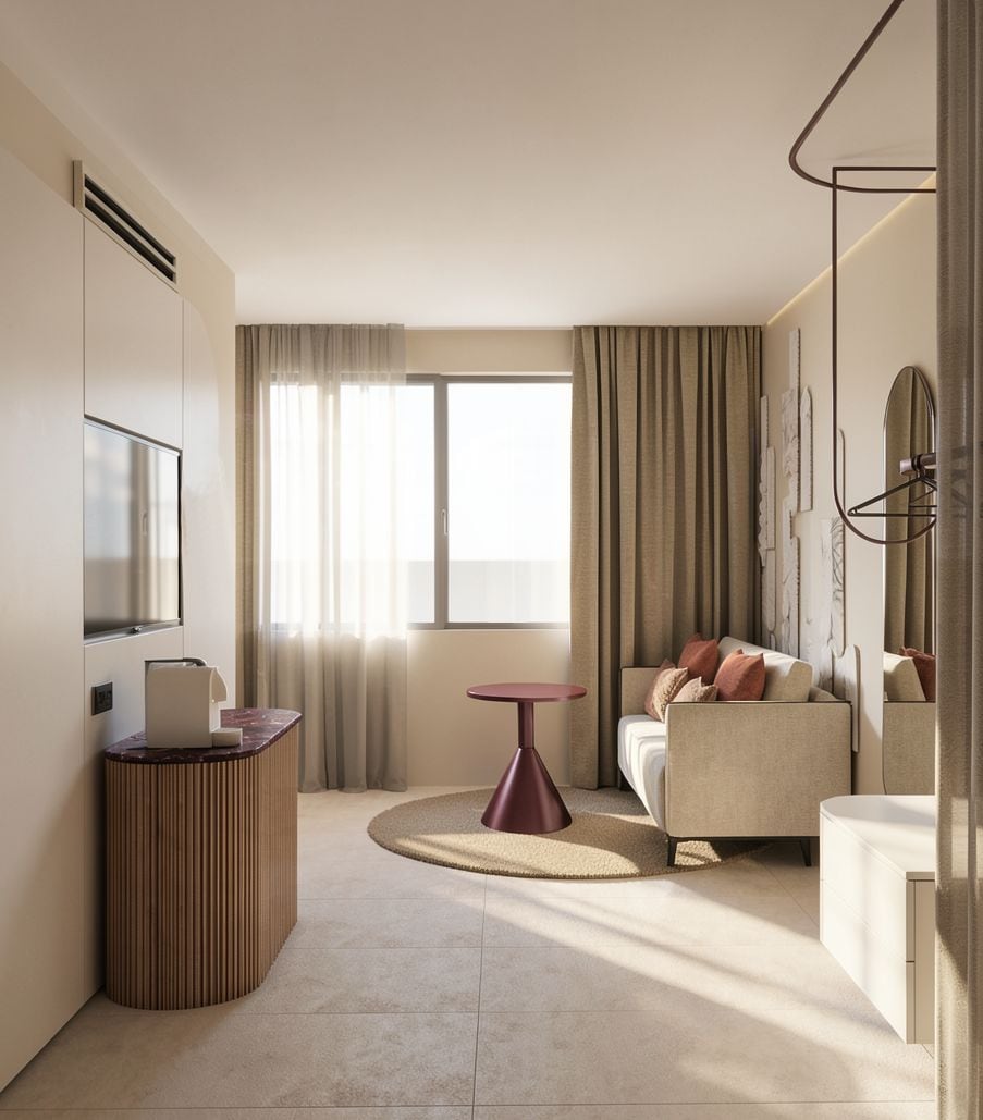 Ein modernes Hotelzimmer mit einem Flachbildfernseher, einem runden Holztisch, einem beigen Sofa mit Kissen und einem großen Fenster mit Vorhängen.