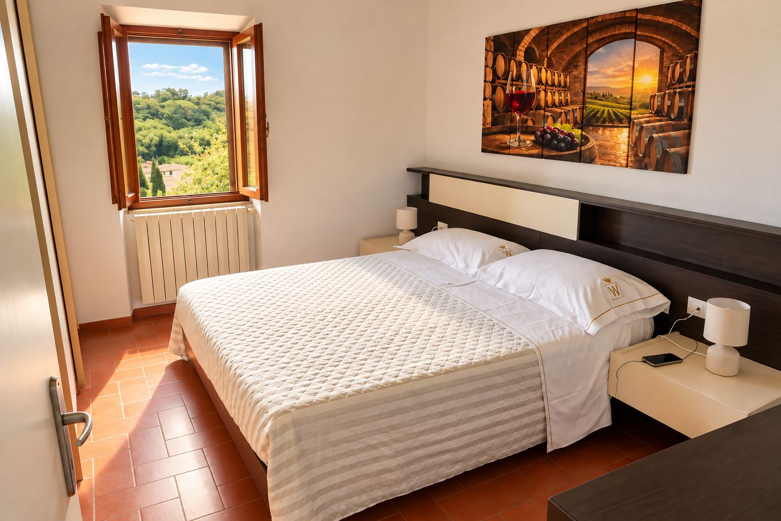 Ein Hotelzimmer mit Bett, Nachttisch, Lampe, einem Gemälde und einem Fenster mit Blick auf Grünflächen.