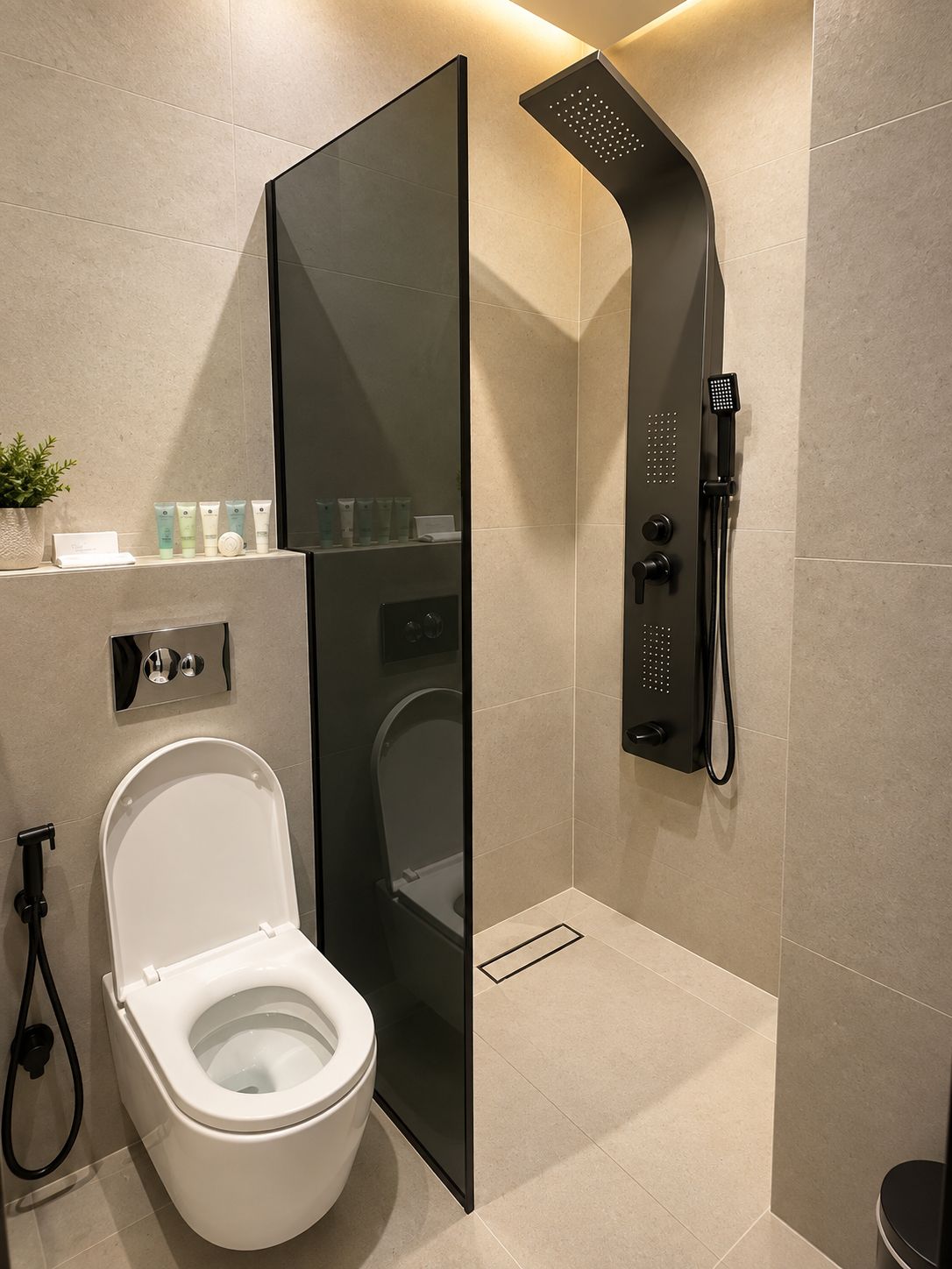 Ein modernes Badezimmer mit Toilette, einer gläsernen Duschkabine und Ablage für Toilettenartikel.