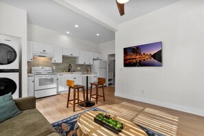 A modern apartment with a kitchen, dining area, and living room. - Vista Compound | Walk to Downtown/Shops/Dining (Vista)