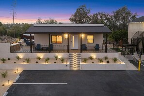 Step out, settle in, and enjoy the moment - Modern Vista Home | BBQ, Games & Legoland/Downtown (Vista)