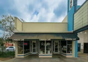 Curbside Café – 7 min walkA cozy café for slow mornings, warm lattes, and easy conversation steps from home. - Modern Vista Home | BBQ, Games & Legoland/Downtown (Vista)