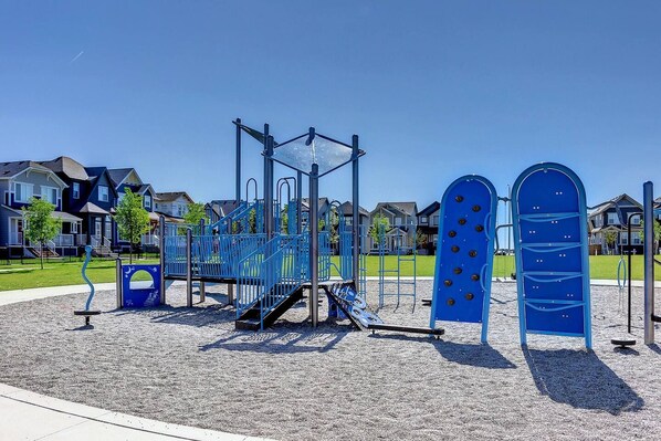 Children's area - *2 Bedrooms|Full Kitchen|Faces Park (Calgary)