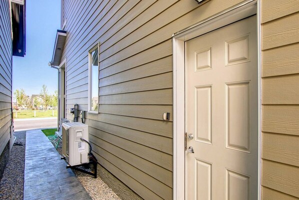 Exterior - *2 Bedrooms|Full Kitchen|Faces Park (Calgary)