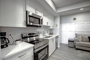 Private kitchen - *2 Bedrooms|Full Kitchen|Faces Park (Calgary)