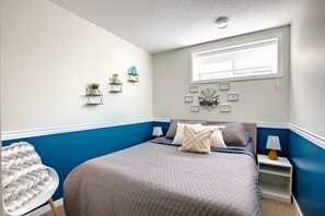 Room - *2 Bedrooms|Full Kitchen|Faces Park (Calgary)