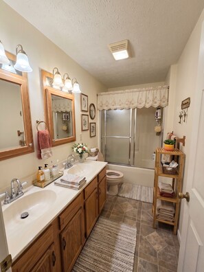 Bathroom - Spacious 4-bedroom Apartment in Heart of Morgantown (Morgantown)