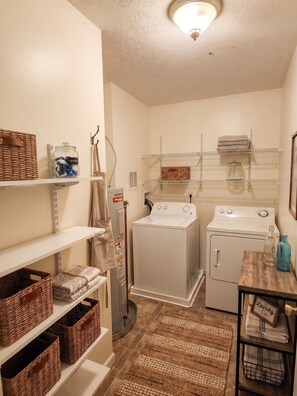 Interior - Spacious 4-bedroom Apartment in Heart of Morgantown (Morgantown)