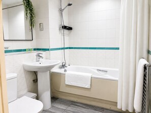 Ein Badezimmer mit Toilette, Waschbecken und Badewanne.