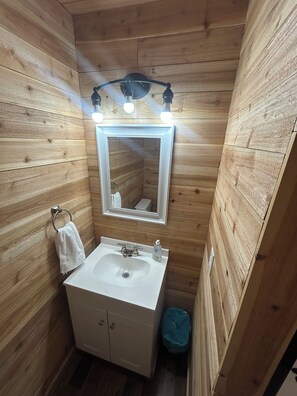 Bathroom - Cozy rustic studio near Reelfoot Lake (Troy)