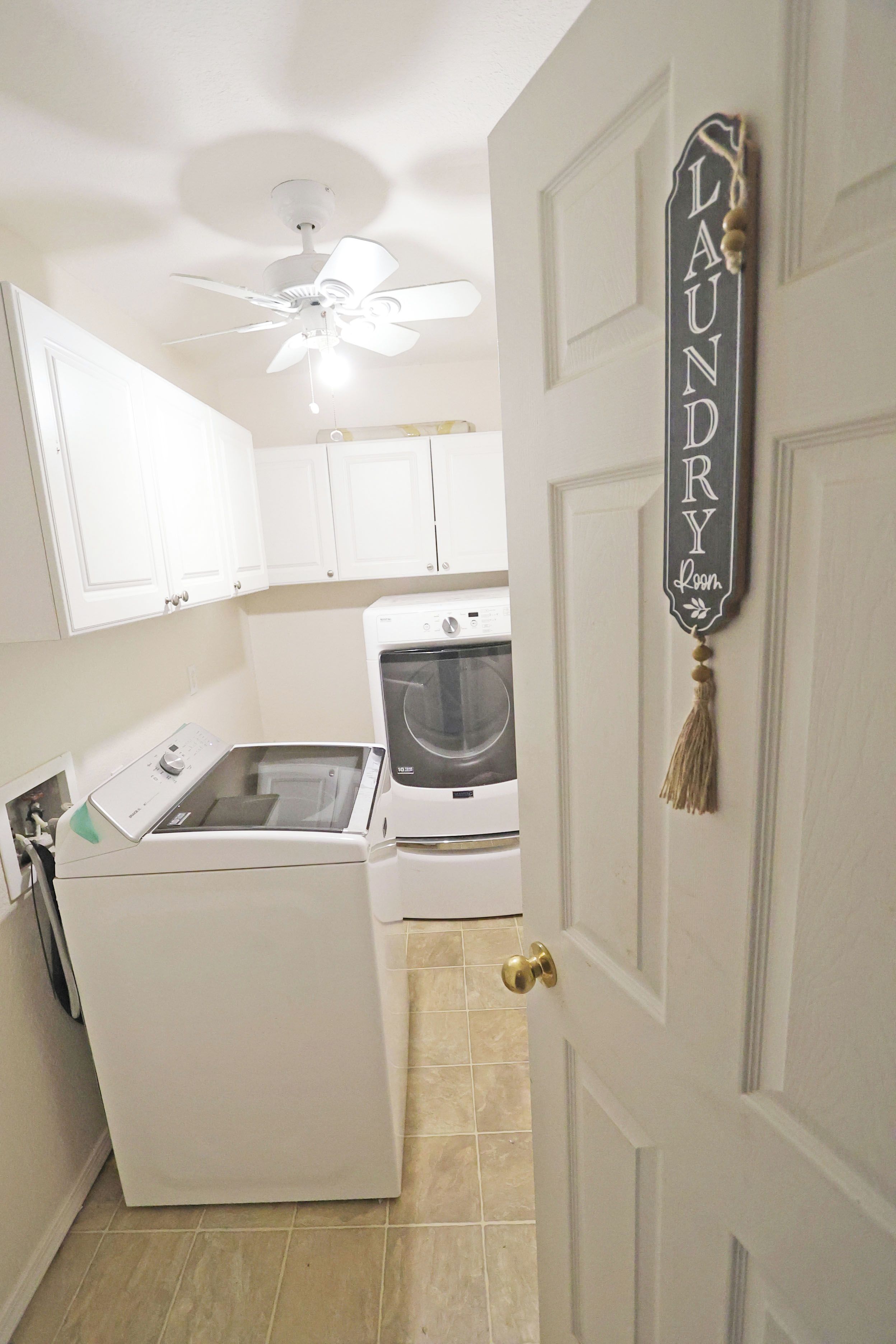 A laundry room with a ceiling fan, a washing machine, and a dryer.