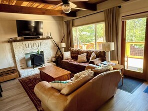 Living area - Modern Ski Cabin walk to Lake Tahoe, EV charger (Tahoe City)